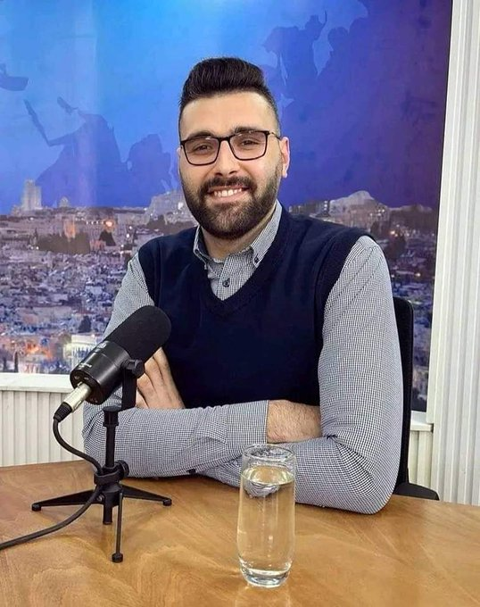 1b2_r's tweet photo. @irode0 معتز يبلغ من العمر 24 سنة فقط، وشعره صار ابيض !!

تخيّل حجم المشاهد اللي شافها حتى وصلته لهالحالة.. https://t.co/t0SHCh6MHE
