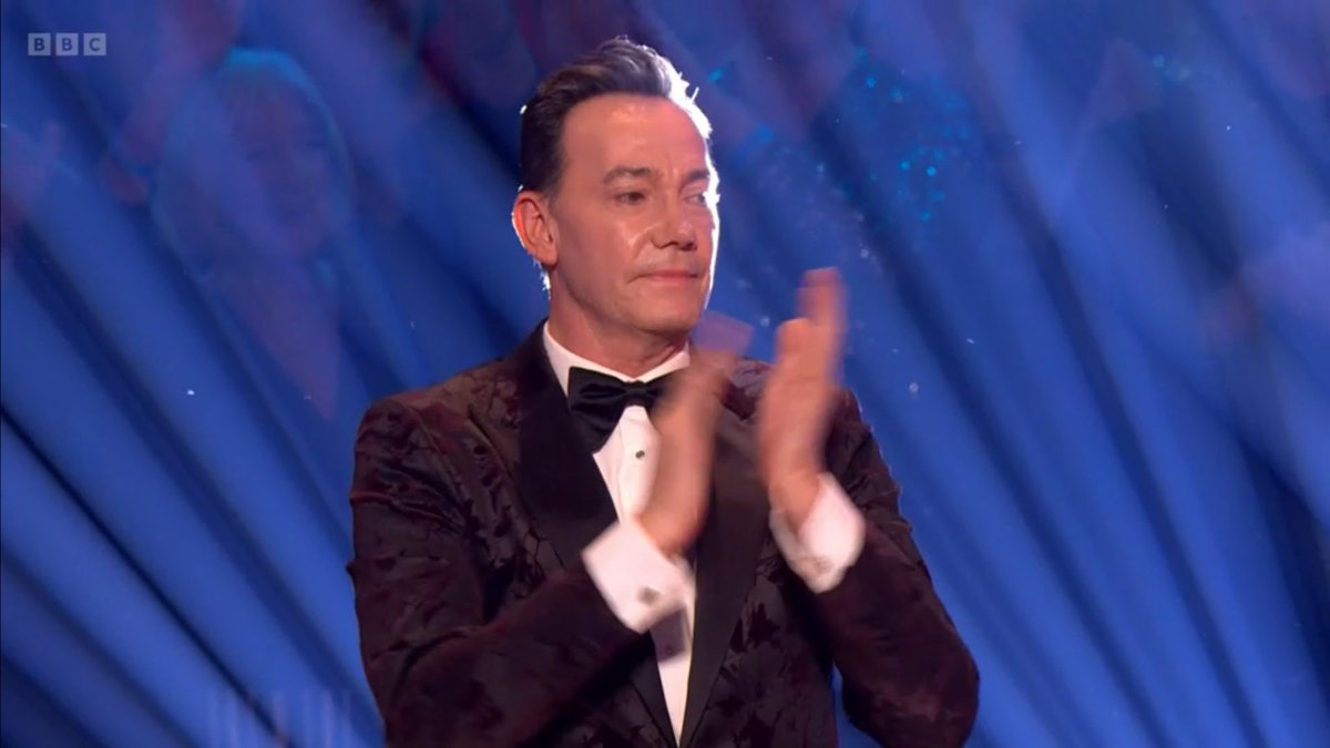 quandromache's tweet photo. CRAIG STANDING UP FOR LAYTON AND NIKITA: “best charleston i’ve ever seen in twenty years” #strictly https://t.co/hZLP5mgLYF