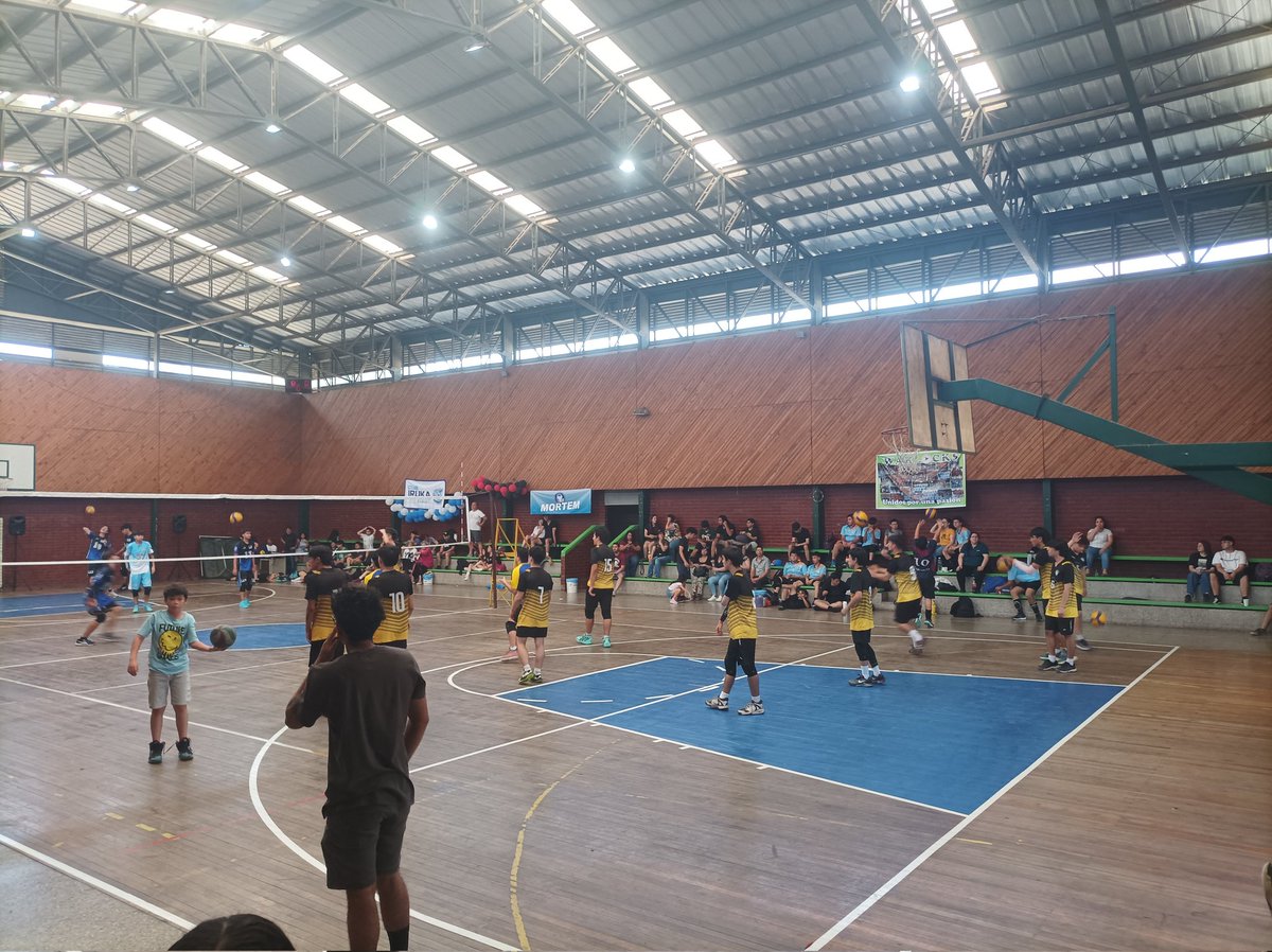 jeseniacp8's tweet photo. Jóvenes con gran espíritu deportivo 💪 hoy se está viviendo la gran final de Voleybol 🏐💚 U15, U17, U19 y U23
Gran fiesta del Voleybol 👏 
Asociación de voleibol San Bernardo!!! Gracias por esta experiencia https://t.co/PX4ttw4DUC