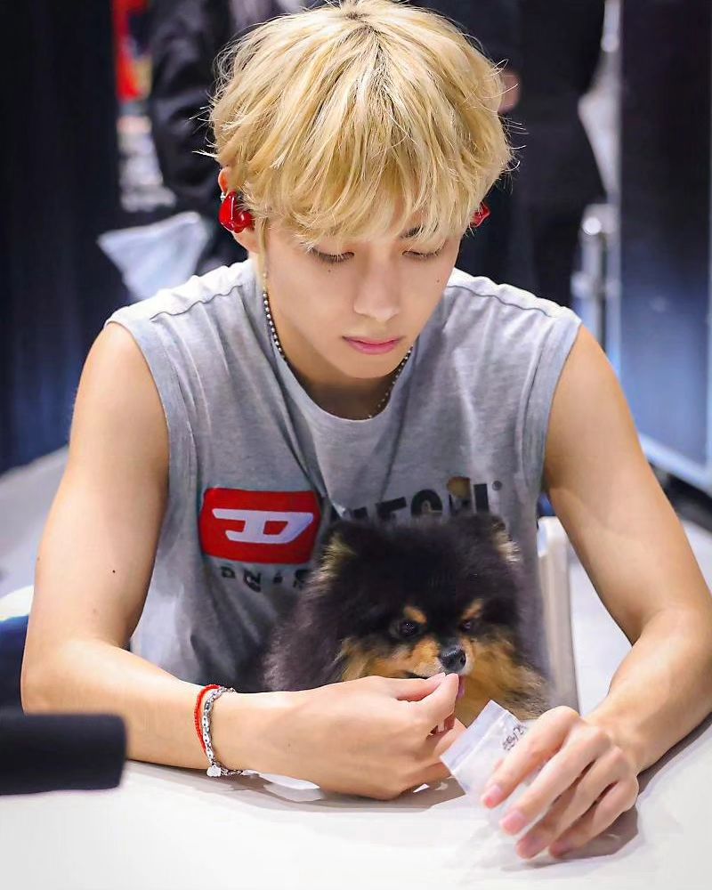 thv95_thv95's tweet photo. You're the best and most beautiful thing in life.Taehyung ssi🫂🎂
Take care of yourself and come back soon I'm always by your side and waiting for you💜You and I best moment is yet to come.
ADVANCE HAPPY BIRTHDAY TAEHYUNG
EARLY VDAY FOR V
#AdvanceHappyBirthdayTaehyung

Ꮺ🐻🤎༅ https://t.co/TY3v7cOrQi