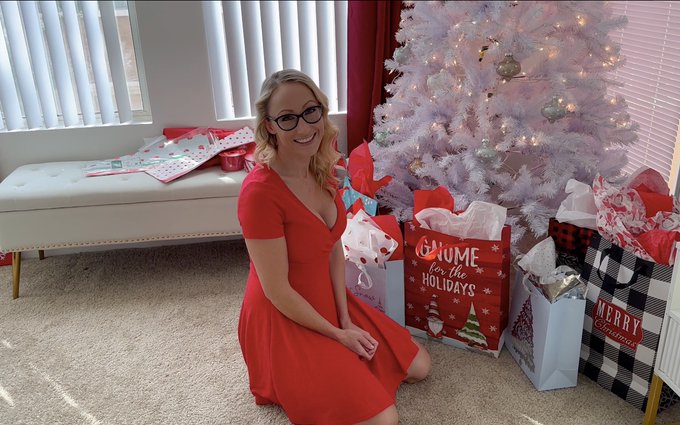 🎄🚨 BRAND NEW SERIES OUT NOW!! 🚨🎄"Christmas Shopping With My Stepmom" starring Me and @elcaballoloco_<a href="/tag/hotmilfs"class="tags"><span>#hotmilfs</span></a>
