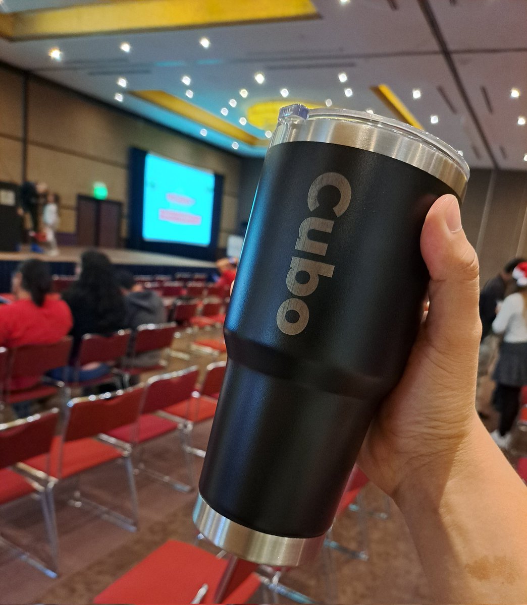 cubodev's tweet image. Otro año, otra PosaDev.

Gracias por otro gran cierre al año godin y no conformarse con una reunión en casa de Orlyn para verlo emborracharse.

#posadev2023