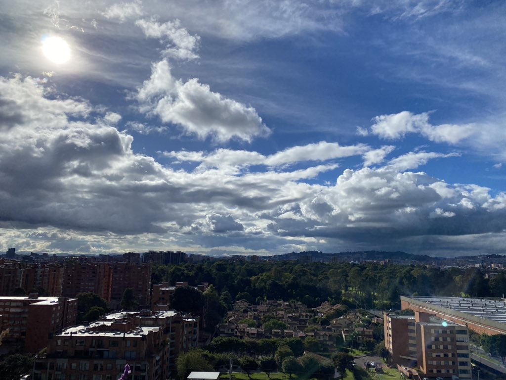 Espero mi vida actual sea como este paisaje, una gran nube oscura pero con el sol latente para salir . :(