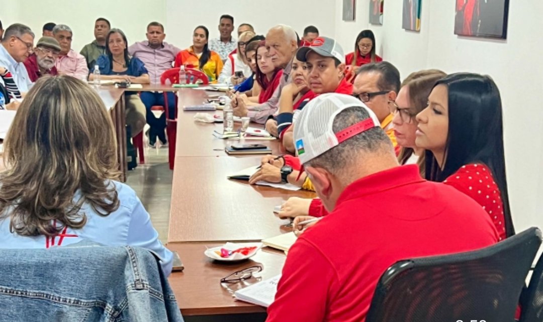 Ginkellys16's tweet photo. 📸#EnFotos|| Ayer #08Dic participé en la  reunión ordinaria del Equipo Político Estadal del @PartidoPSUV del estado Lara junto a nuestra enlace de la Dirección Nacional del #PSUV Ing. @JackiePSUV y el Jefe Político estadal Gobernador @AdolfoP_Oficial
#TodosPorVenezuela https://t.co/Bzr4WP8d4T
