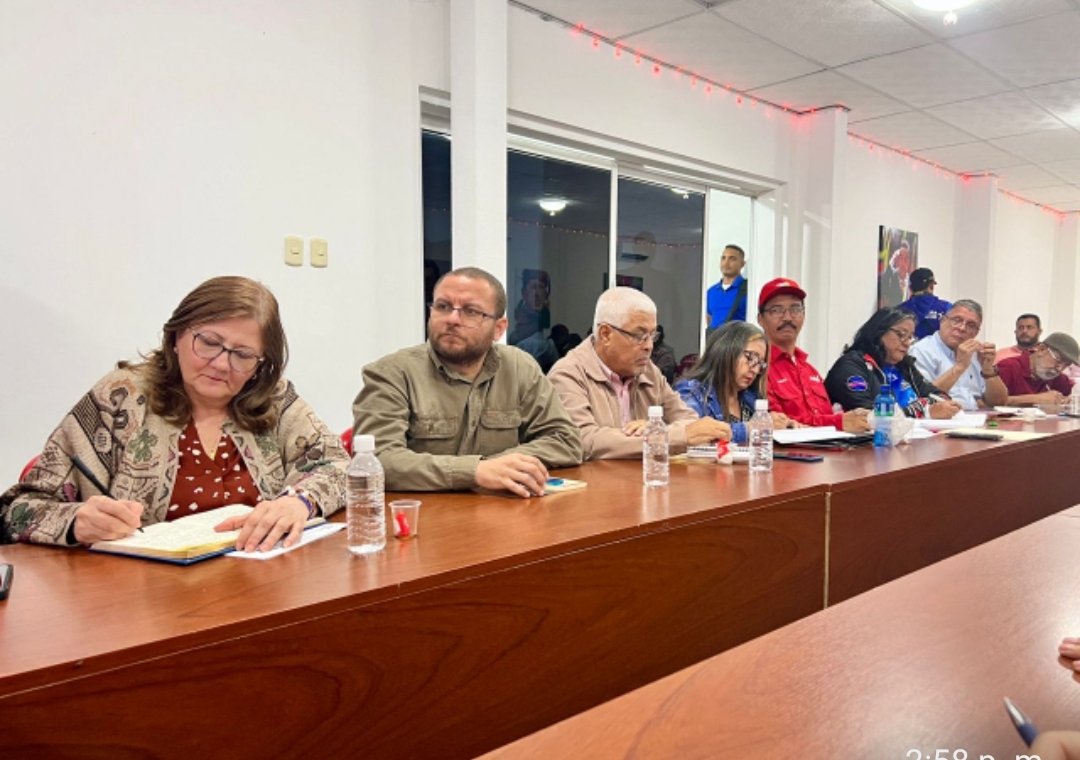 📸#EnFotos|| Ayer #08Dic participé en la  reunión ordinaria del Equipo Político Estadal del <a href="/PartidoPSUV/">PSUV</a> del estado Lara junto a nuestra enlace de la Dirección Nacional del #PSUV Ing. <a href="/JackiePSUV/">Jacqueline Faria</a> y el Jefe Político estadal Gobernador <a href="/AdolfoP_Oficial/">Adolfo Pereira Gobernador</a>
#TodosPorVenezuela