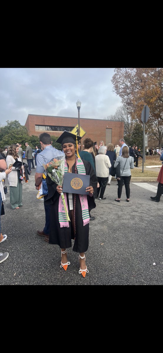 Shoe_qveen's tweet photo. Oh yeah lemme brag everywhere. I graduated from Auburn university earlier this morning 😘 https://t.co/daauAspo9e
