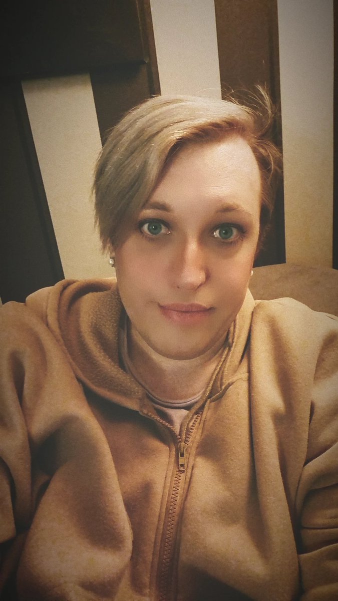 bastian_kerk's tweet image. 2024 kann nur besser werden. Mein letztes alltagslook Foto 2023 🫡🩷🤍🩵 #endoftheyear #empowerment #selbstwert #freiheit #gefühlvoll