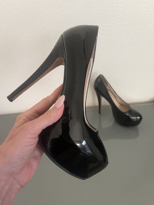 Very worn heels for sale for $100. https://t.co/m0OQhePQ6t<a href="/tag/realloyalfans"class="tags"><span>#realloyalfans</span></a>