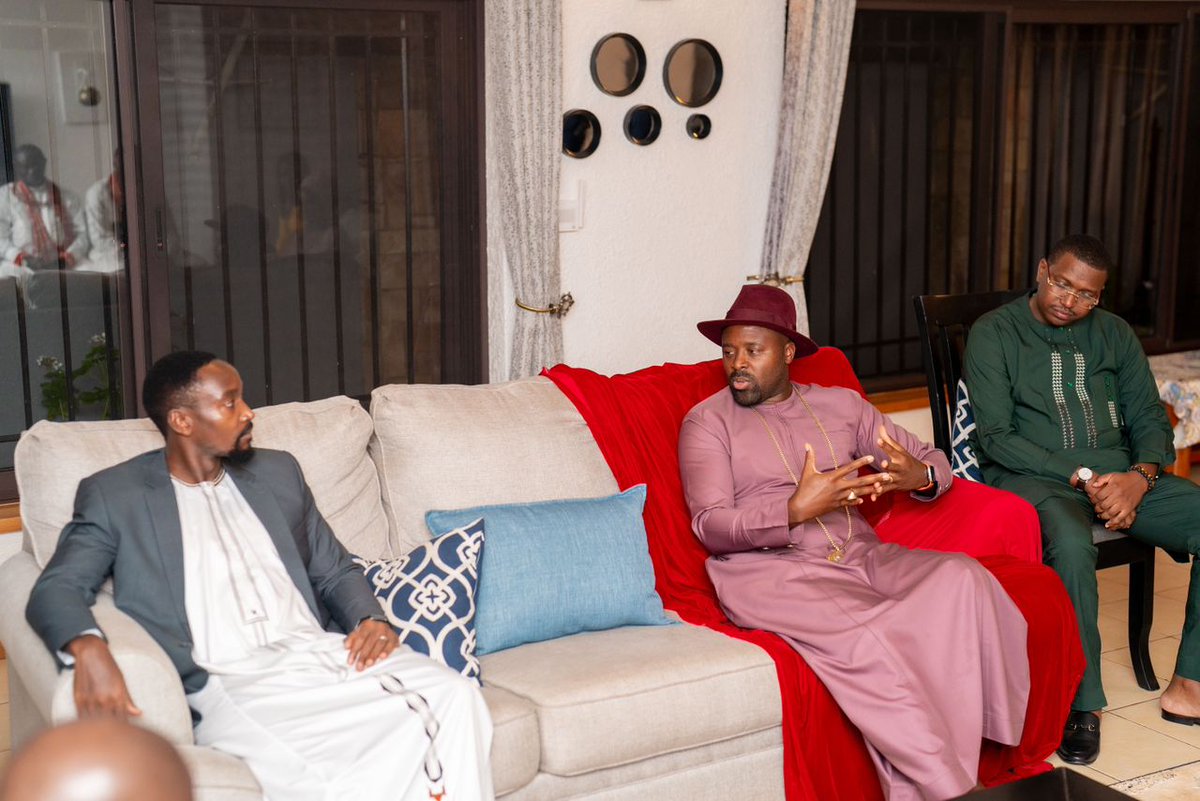 His Majesty William Gabula Nadiope IV on Thursday met and held discussions with the King (Olu) of Warri Kingdom in Nigeria, Ogiame Atuwatse III.

King Atuwatse III travelled with a delegation of 30 people and all met the Kyabazinga in Entebbe on Thursday evening. The Mayor of