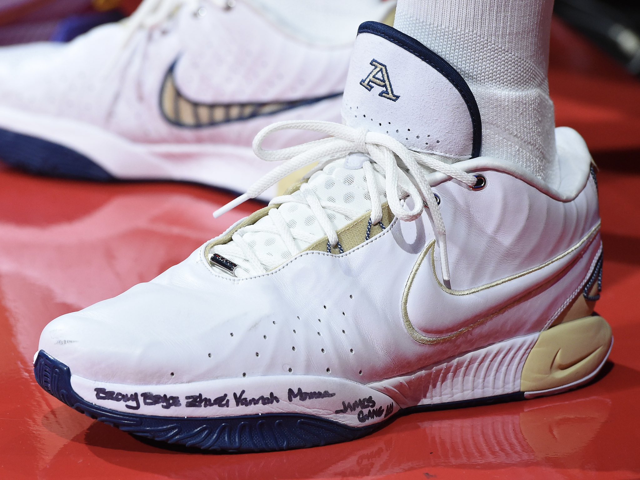 Nike lebron akron outlet