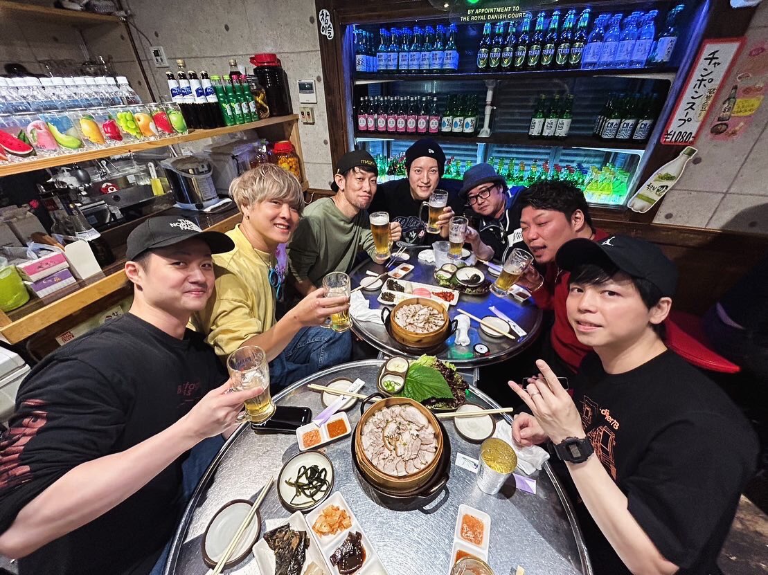 yayooland's tweet image. 昨日はGUYZのメンバーとALIVE制作チームと忘年会兼打ち上げでした！
最高のチームと最高の夜でした！

#GUYZ #가이즈 #krock #한국밴드 #일본밴드 #GUYZって誰