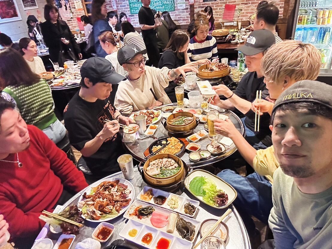 yayooland's tweet image. 昨日はGUYZのメンバーとALIVE制作チームと忘年会兼打ち上げでした！
最高のチームと最高の夜でした！

#GUYZ #가이즈 #krock #한국밴드 #일본밴드 #GUYZって誰