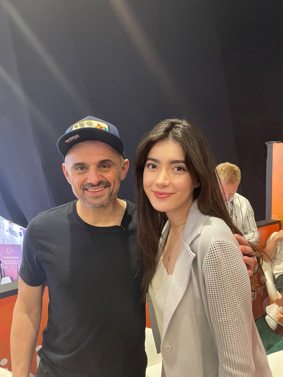 Aitbitcoin's tweet photo. he needs no introduction, the whole nft world knows this man, I didn't expect to meet him!😅

Gary Vaynerchuk😍 https://t.co/j1LuSy9Osv