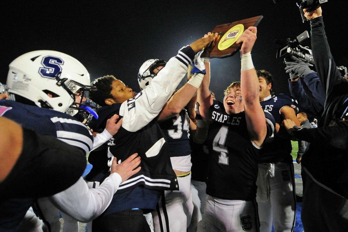 Staples stops West Haven's late two-point conversion try to win Class LL championship #cthsfb ctinsider.com/gametimect/foo…