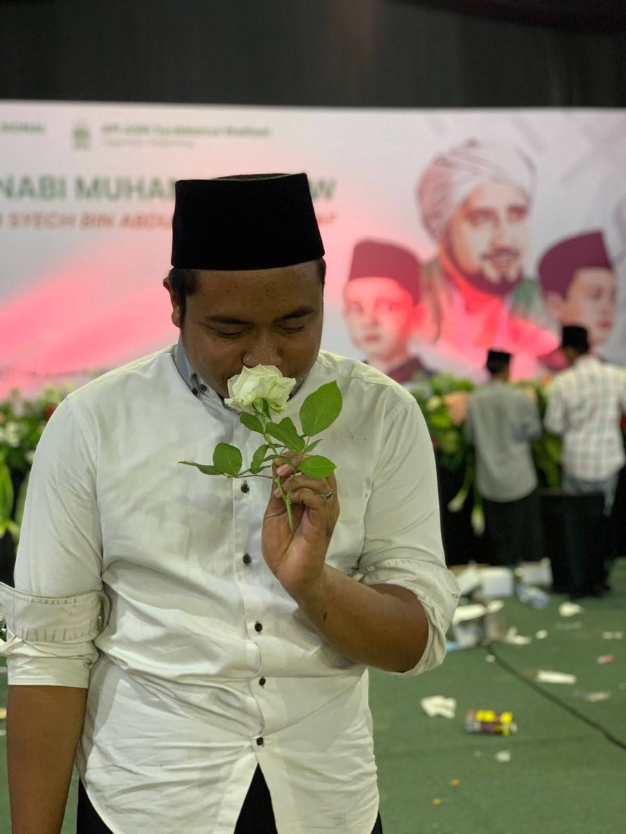 syaiful_im's tweet photo. ليس الهجر يؤلمني ولكن جمال الذكريات يهز قلبي
bukan perpisahan yg menyakitiku tapi indah nya kenangan yg mengguncang hati ku https://t.co/fPCvhBagmB