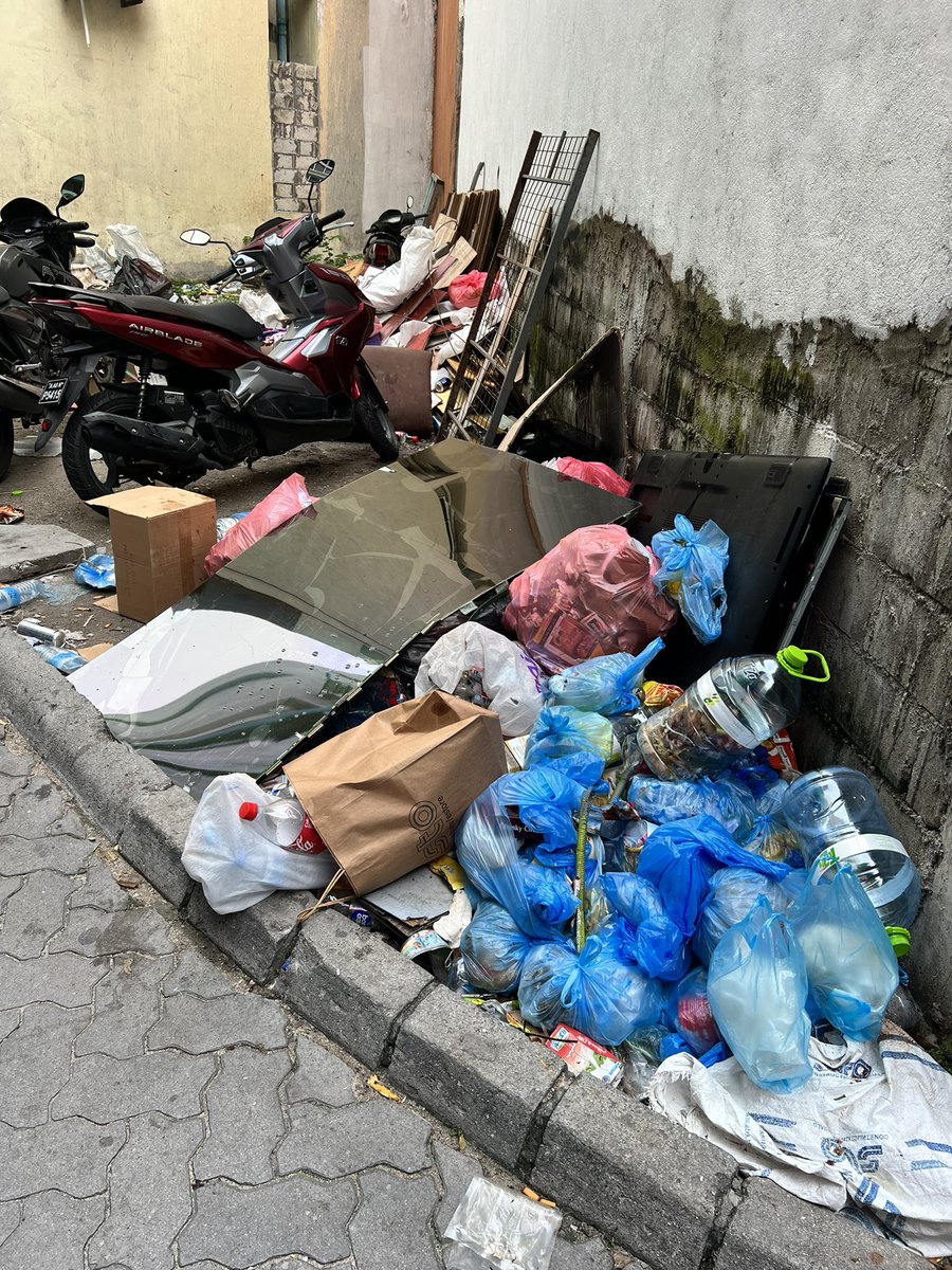 H_Shiyam's tweet photo. @MaleCitymv maafannu near pizzaburno!! Can we get a permanent solution like some wall or containment doe people cannot dump!! This is getting out of control and un hygienic!! https://t.co/3o0UxvZhPu