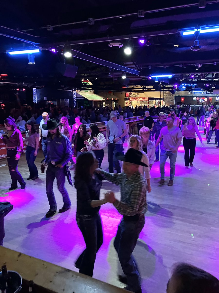 955wfms's tweet photo. Saturday night in Indy! No better way to spend it than @BuschBeer #NeonNights presented by our friends at @CowpokesWestern! #WFMS #THECountryStation https://t.co/P6cb8rIWUD