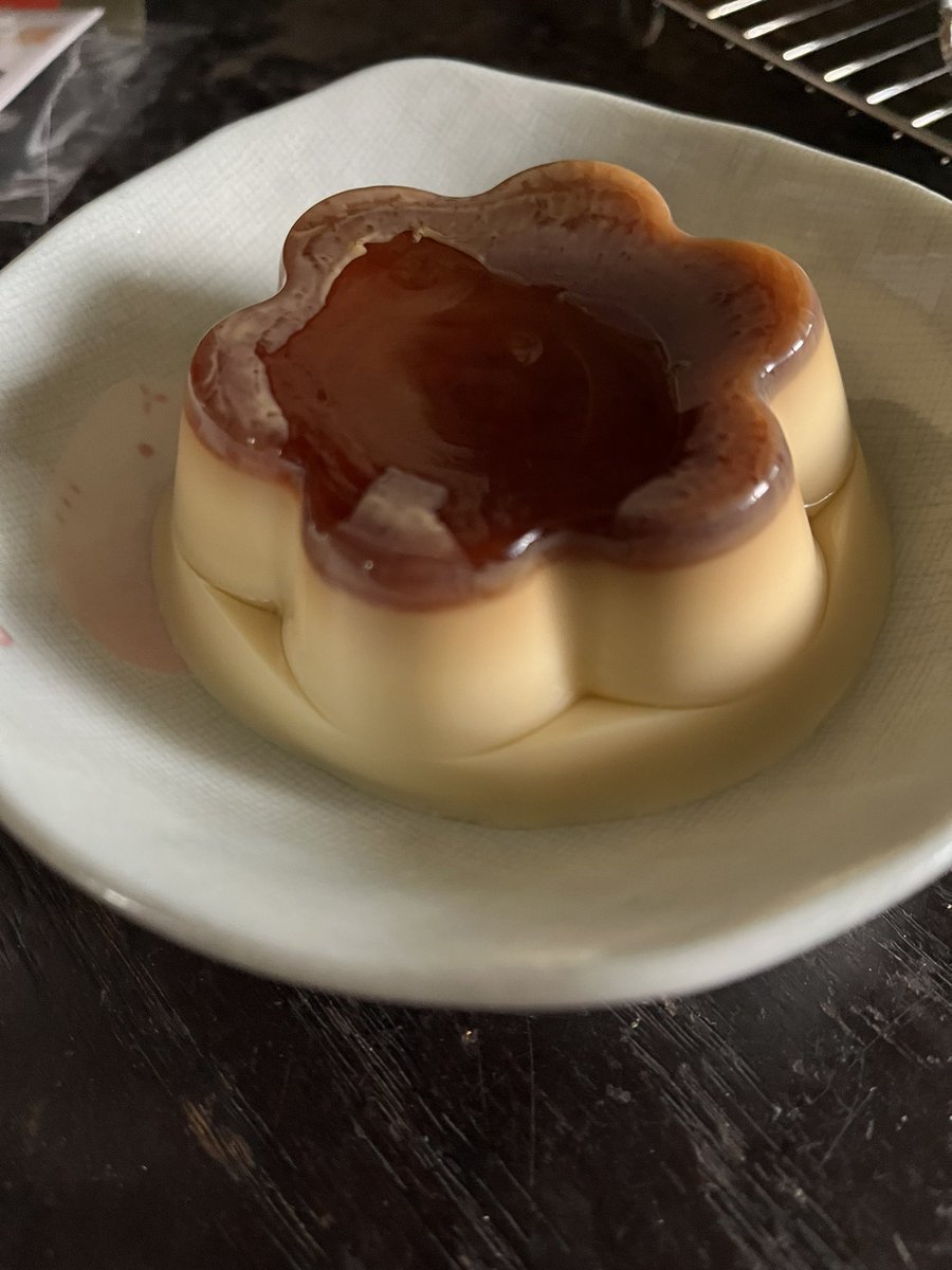 saaaawow's tweet photo. 卵アレルギーの11歳の息子が生まれて初めて食べたプリン🍮
『プッチン』したのも勿論初めて。
お皿に移したあと、ぷるぷるするプリンを見て「揺れてる〜！」って笑い声をあげて喜ぶ息子。
「美味しい〜！」と感動してる！
#グリコ さんありがとうございます！
#植物生まれのプッチンプリン https://t.co/8GaOqDd9fP