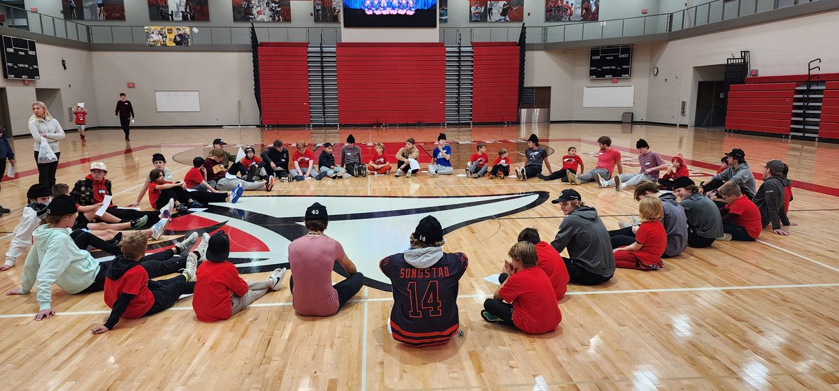 BenNoah27's tweet image. Big Brother / Little Brother meet and greet was a success!  A little Q&amp;amp;A followed by Dodgeball, and a whole lotta smiles! #CultureMatters @1PercntBtrEvyDy @dlhshockey @KdlmSports @DetLakesHigh