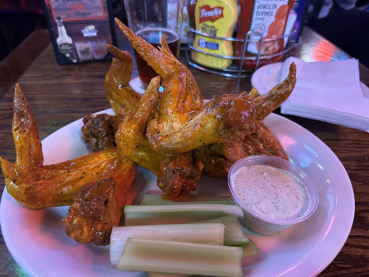 OzarksLawyer's tweet photo. #thepeanut. Amazing wings.  And beer https://t.co/iX5esH0won