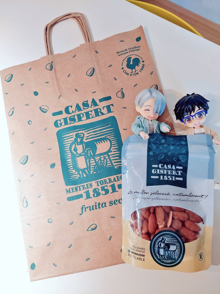 mkt__love's tweet photo. 現在地:世界のどこか 的な友達が10話のナッツ買ってきてくれたや🥹

友「紙袋2枚欲しい」
店「有料やけどええか？」
友「ええやで」
店「あっ…YOIの民か？」
的な会話があったと聞いてまだ笑ってる https://t.co/efFsrqDau7