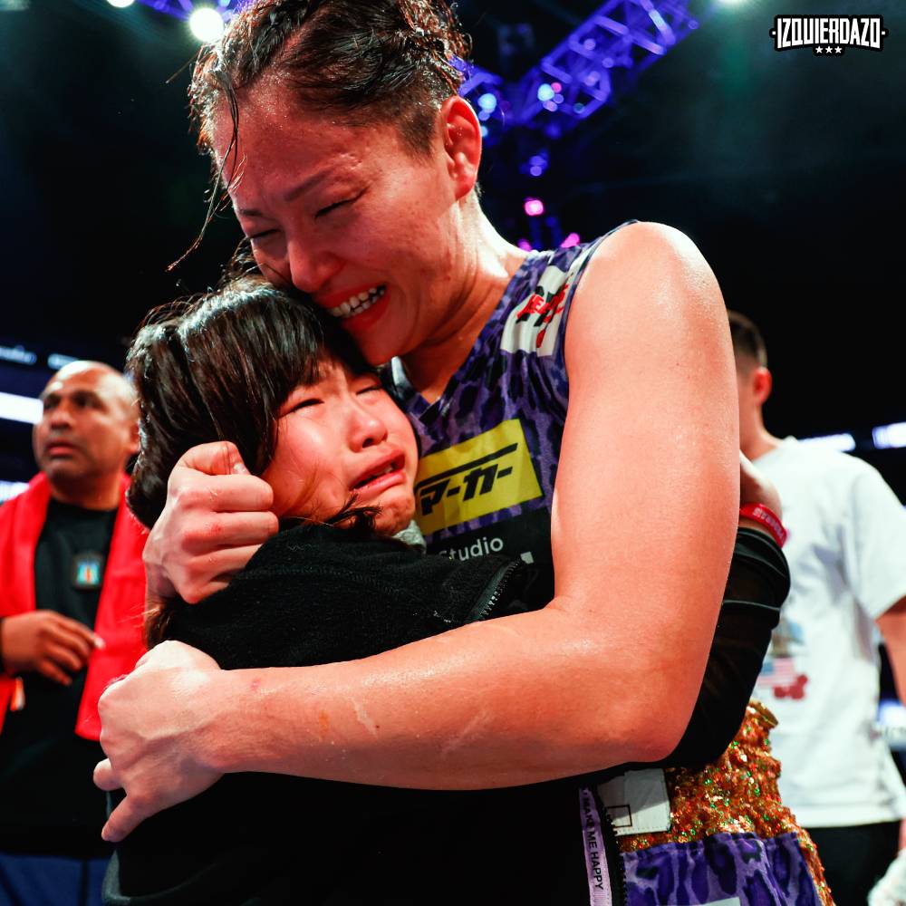 IzquierdazoBox's tweet photo. Miyo Yoshida ❤️

 Pasó por un divorcio

Vive sola con su hija

Regresó al boxeo con la misión de volver a ser campeona

Venció a Ebanie Bridges

Su pequeña se subió a darle un abrazo y ambas lloraron de la emoción.

Damas y Caballeros, el boxeo que nos gusta a todos. https://t.co/Z2PcxK40Si