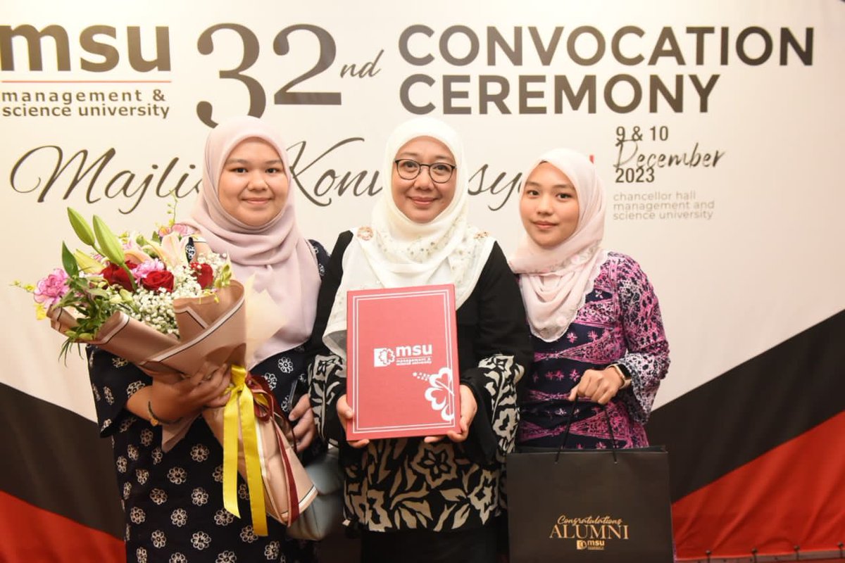 A moving moment during the posthumous ceremony that coincided with the 32nd Convo of MSU, as @MSUmalaysia awarded the late Nor Azimudin Bin Che Norazam with the Bach in Technology (Electronic & Engineering). Our warmest regards and condolences to the family.