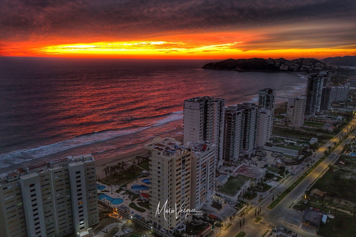 mvazquez71's tweet photo. El atardecer de hoy fue como un regalo que nos dio el cielo; a mi me tocó verlo y fotografiarlo en Acapulco 😉 https://t.co/cRosO7LAUc