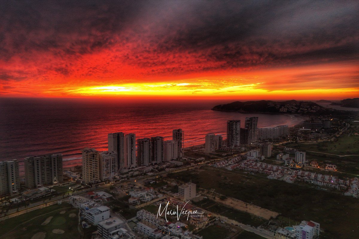 mvazquez71's tweet photo. El atardecer de hoy fue como un regalo que nos dio el cielo; a mi me tocó verlo y fotografiarlo en Acapulco 😉 https://t.co/cRosO7LAUc