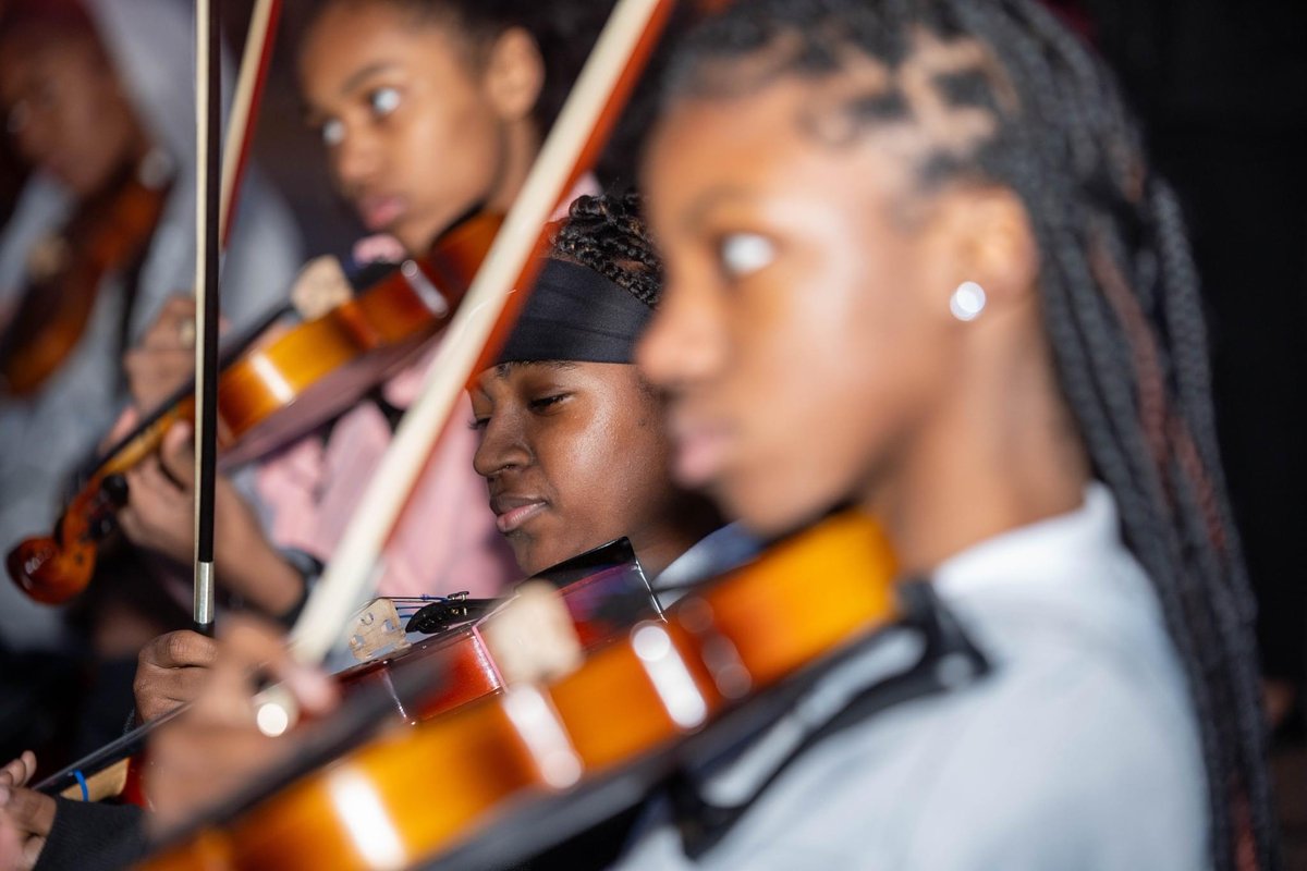 Members of the <a href="/estl189/">ESTL Schools 189</a> Lincoln Middle School Orchestra accompanied the Inner Ear Youth Orchestra playing for the annual community tree lighting ceremony.

Students played several songs &amp; afterwards enjoyed hot chocolate &amp; dinner together. #SHINE189 
<a href="/ISBEnews/">Illinois State Board of Education</a> <a href="/StClairROE/">St. Clair County ROE</a>