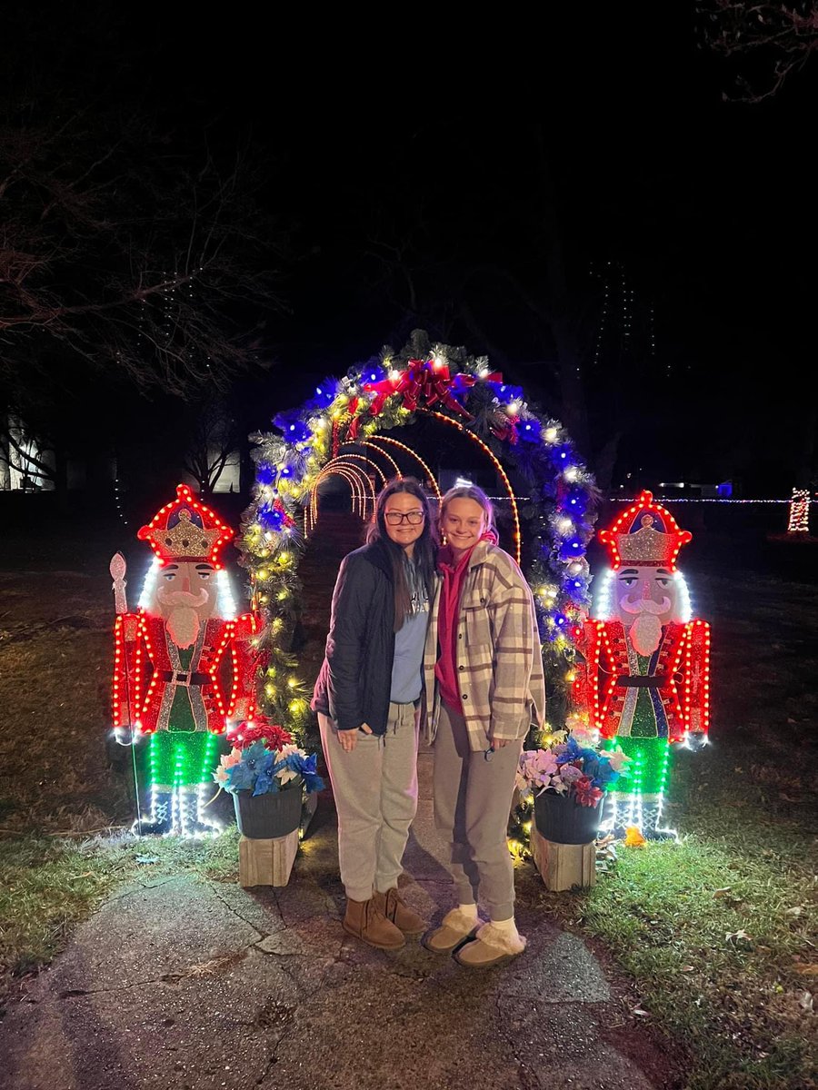 nuttynpunkin's tweet photo. @SCFastPitch_IL enjoying the small town lights before tomorrow’s @SAUBeesSoftball camp tomorrow! https://t.co/kBb0Ld65FT
