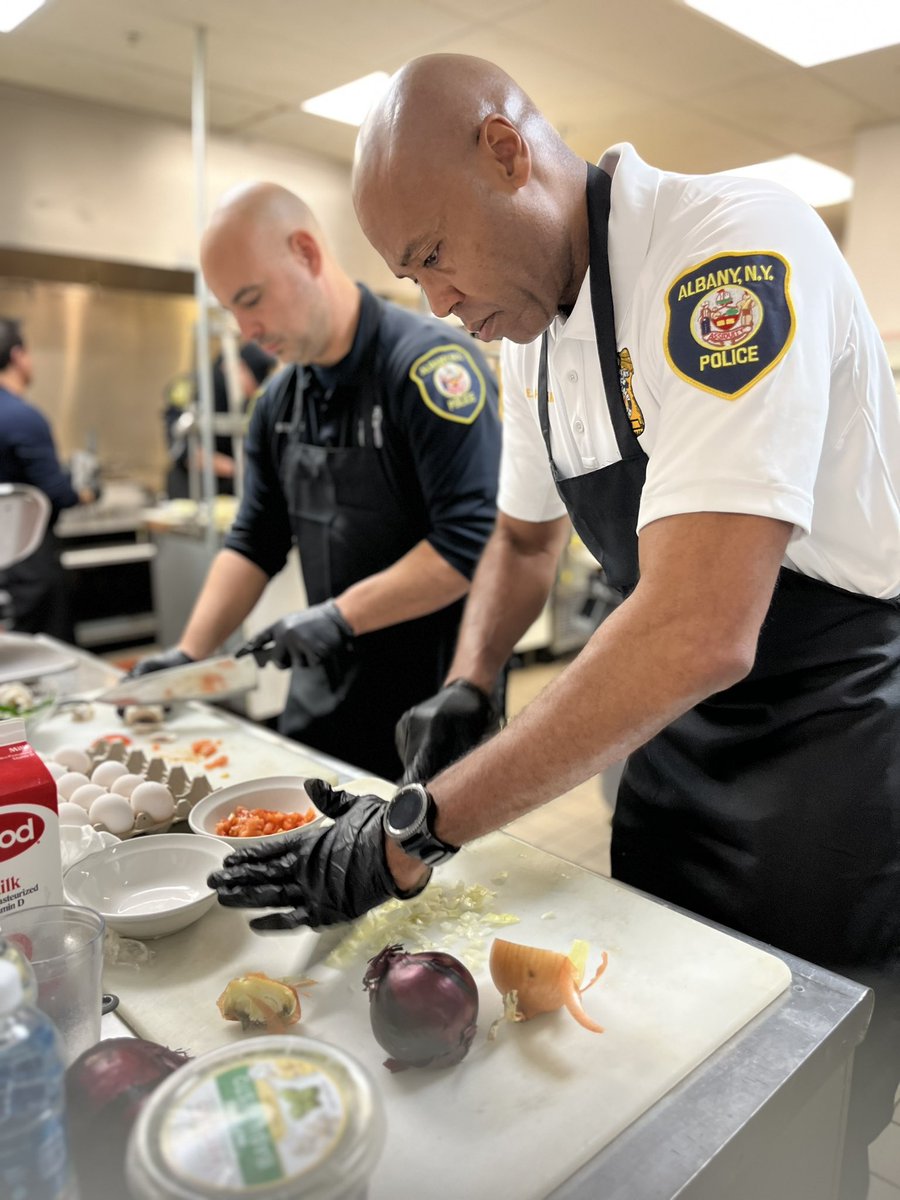 🏆👮‍♂️We are thrilled to announce that the Albany Police Department took first place in the cook-off. Thank you to everyone that supported this event and thank you to Pearl Street Diner for hosting all that participated. All proceeds will go to the South End Children's Café.