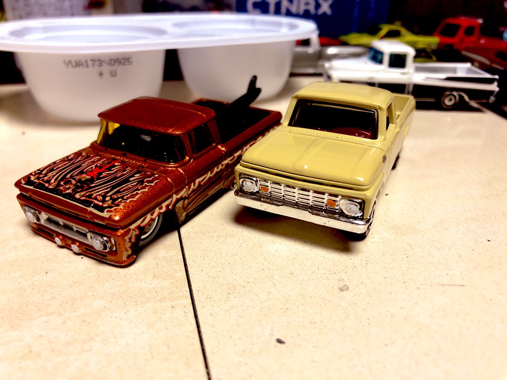 porschegmbh's tweet photo. #ホットウィール  #HotWheels  #Chevy  #custom  #PICKUP #fleetside #ford 
HW'62Apacheと'63F100の顔がどちらもパグ顔な件 https://t.co/gKLXAFynYW