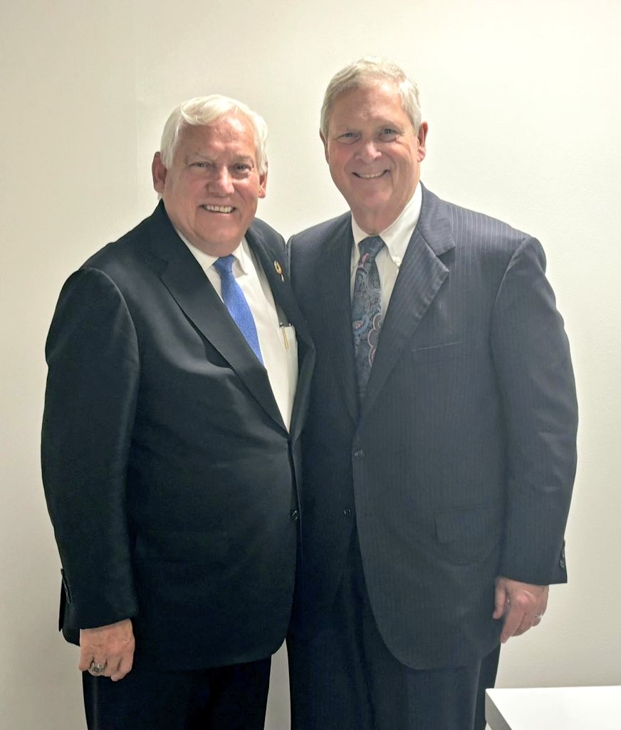 vmva1950's tweet photo. En reunión bilateral con el @SecVilsack acordamos fortalecer nuestros lazos de colaboración; conversamos sobre impulsar una reunión América del Norte en materia de agricultura sustentable. 

#ENASAS #ENCUSP #DoctoresDelSuelo https://t.co/Gzr4bw9GgM