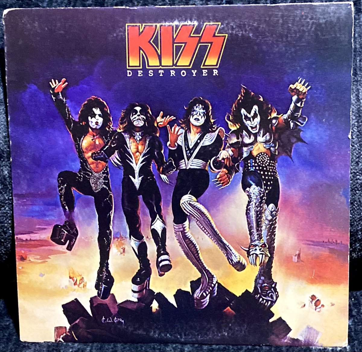 RebelKatTiger's tweet photo. With all of the KISS posts lately I just had to pull my absolute favorite album from them for a spin!
Now Playing - KISS “Destroyer”
(Casablanca Records, 1977)
#RKsTurntable #KISS #KissArmy #DetroitRockCity #GodOfThunder https://t.co/rbYHKn090x