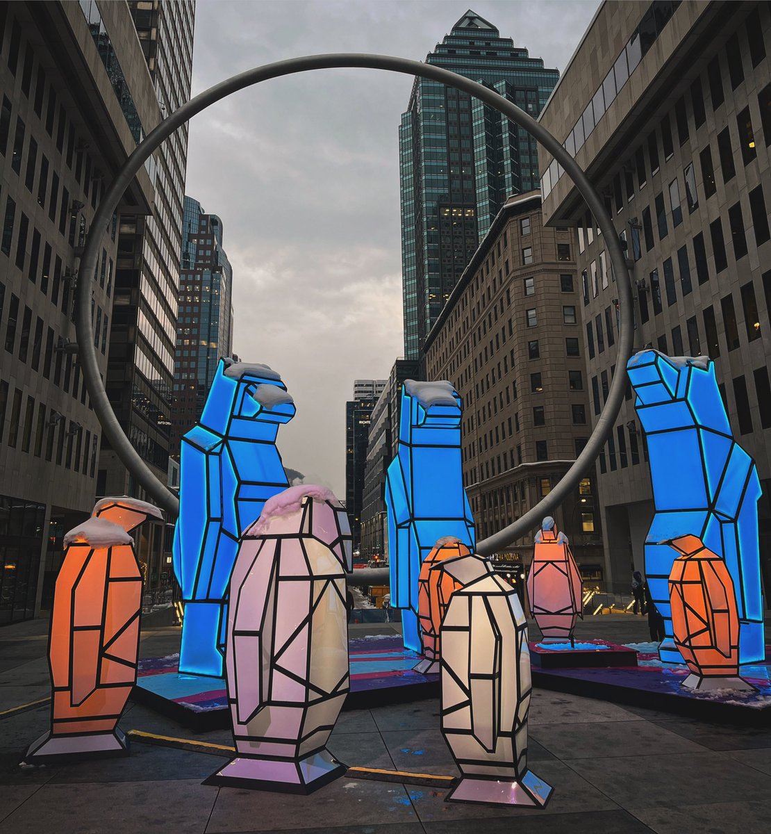 eve_cote's tweet photo. Magnifique œuvre de l’artiste cri Jason Carter et MAD Collectif au centre-ville de Montréal https://t.co/yGzXeELEn9