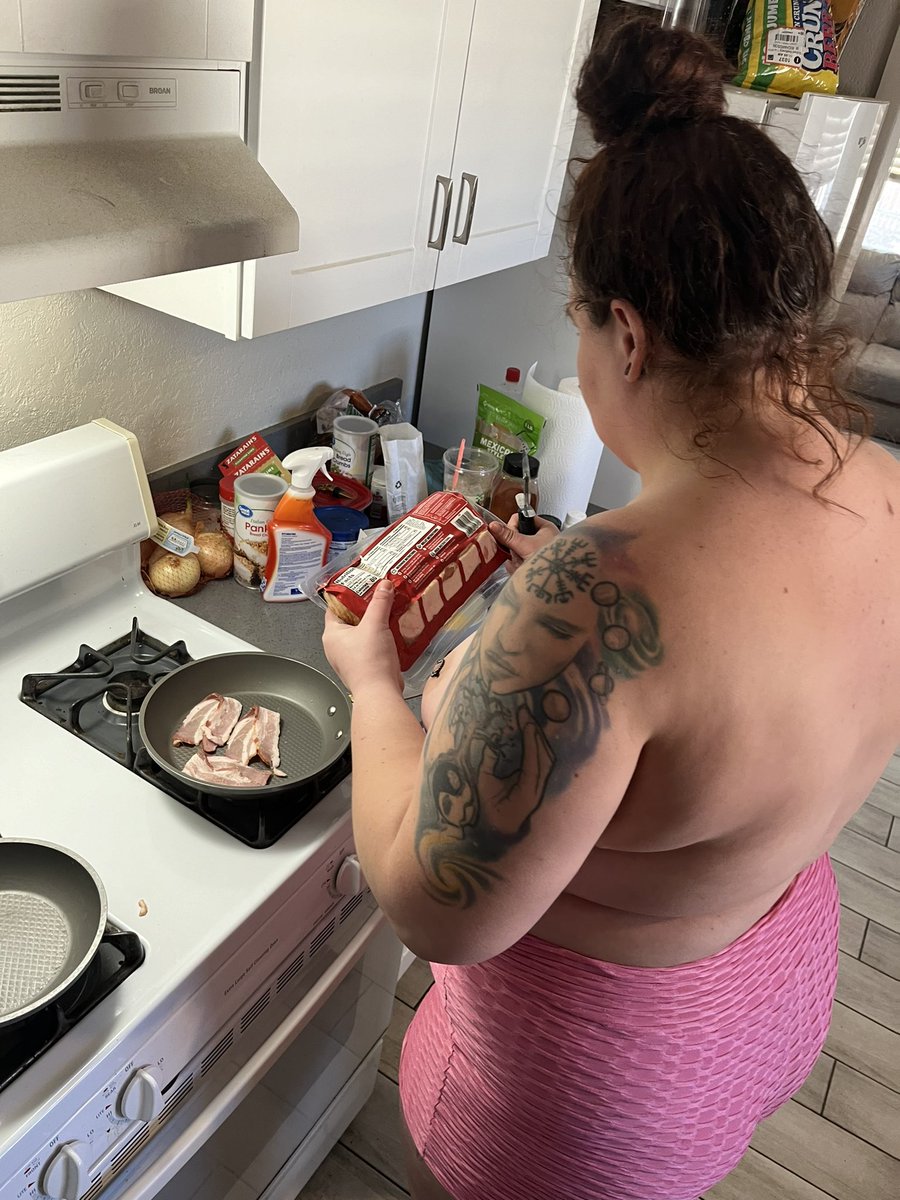 MacocksFavorite's tweet photo. Did you know I love cooking?? What would u want for breakfast? https://t.co/ZKcGWVtcjc