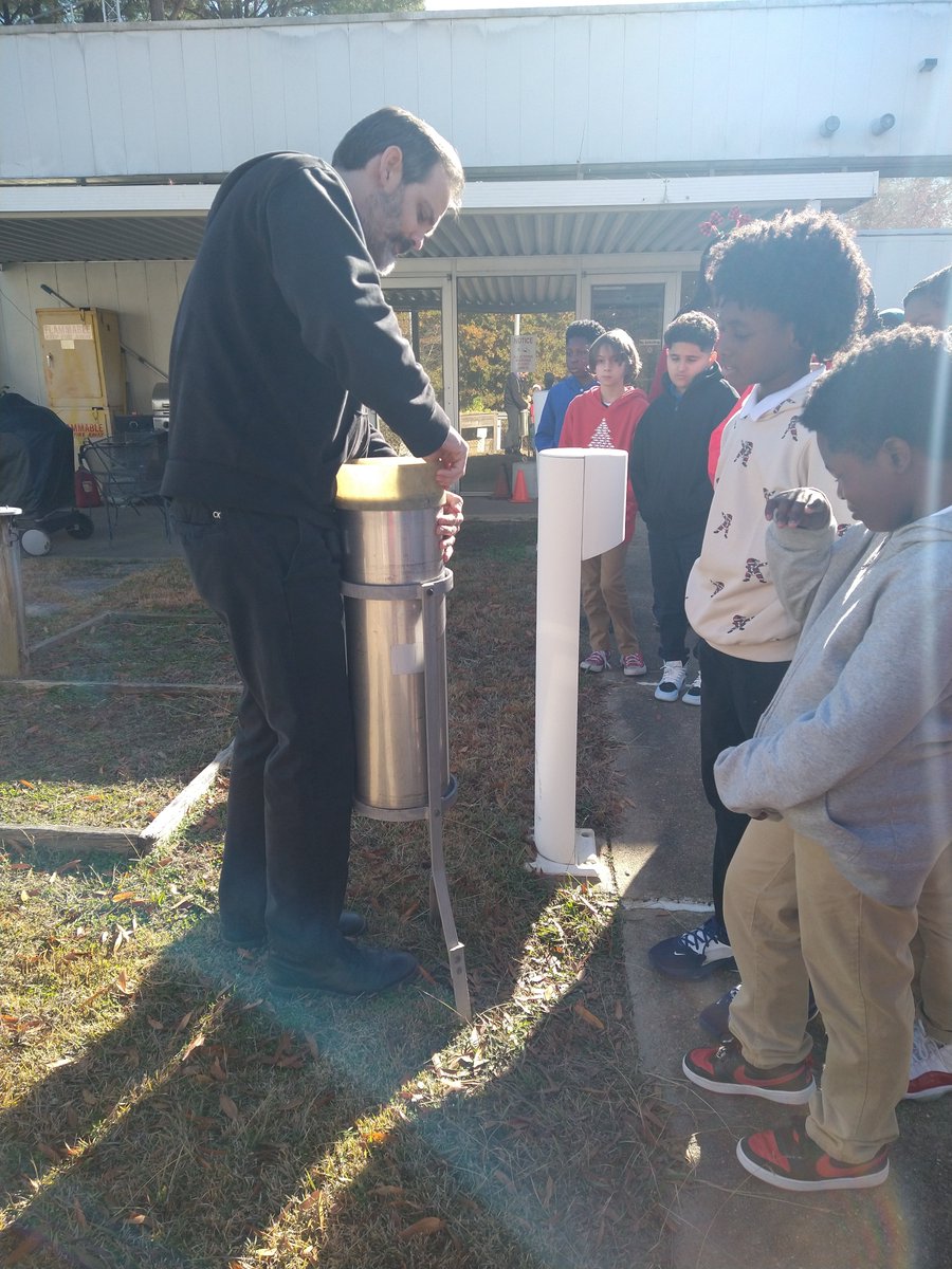 WhitehavenSTEM's tweet photo. Experiencing severe weather in the Mid-South today. Thankful that our Innovators are studying Severe Weather and visited @NOAA National Weather Service Center in Memphis this week! @STEMelliott
#STEMCareers
#Meteorologist
#WatchvsWarning
#WeatherTools
@SCSOptional
@theTSIN https://t.co/BuPKbMbtkx