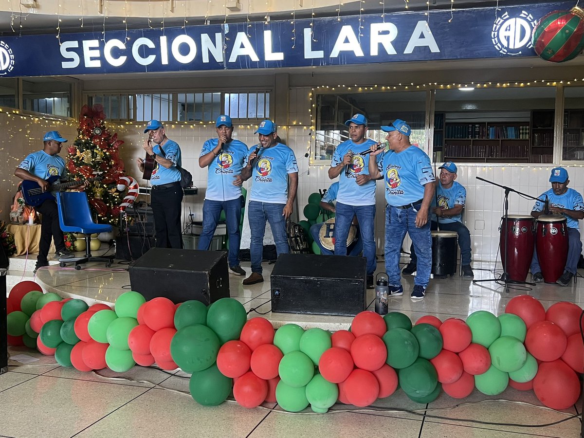 ADOrg_Laraof's tweet photo. #9Dic | Tradicional hallacazo Adeco, a casa llena. Compartir navideño con los compañeros, amigos y simpatizantes de @ADemocratica en Resistencia. Más de 1000 mil hallacas repartimos con amor, respeto, organización y disciplina se logran las cosas. ¡Felicitaciones! https://t.co/PtYa8MwfZs