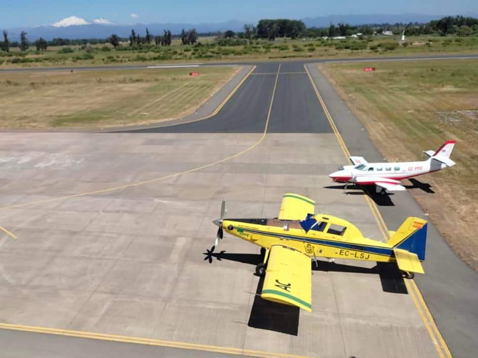TVUNoticias's tweet photo. Dirección de Aeropuertos informa que en aeródromo Bernardo O'Higgins de #Chillán hay 3 aviones AT8T,  1 avión de vigilancia y 1 helicóptero SuperPuma ante Alerta Temprana preventiva por posibilidad de ocurrencia de Incendios Forestales. https://t.co/954UEPemJ9