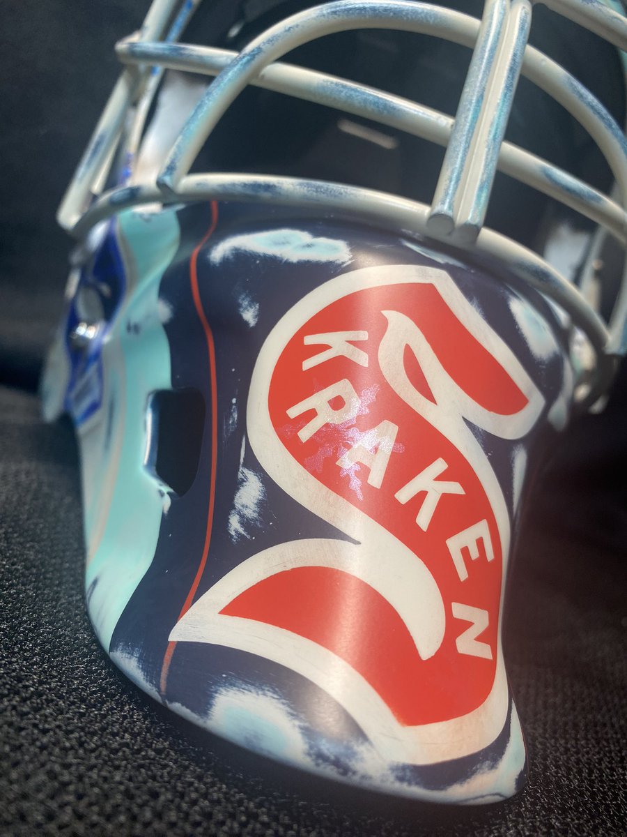 BR_OpenIce's tweet photo. Joey Daccord’s 2024 #WinterClassic mask is INCREDIBLE 👀

The bucket features baseball cards of Seattle Mariners legends Ichiro, Ken Griffey Jr. and more 🔥⚾️  @BRWalkoff 

(via @ShiftyPaint) https://t.co/qF3Ck1pLrP