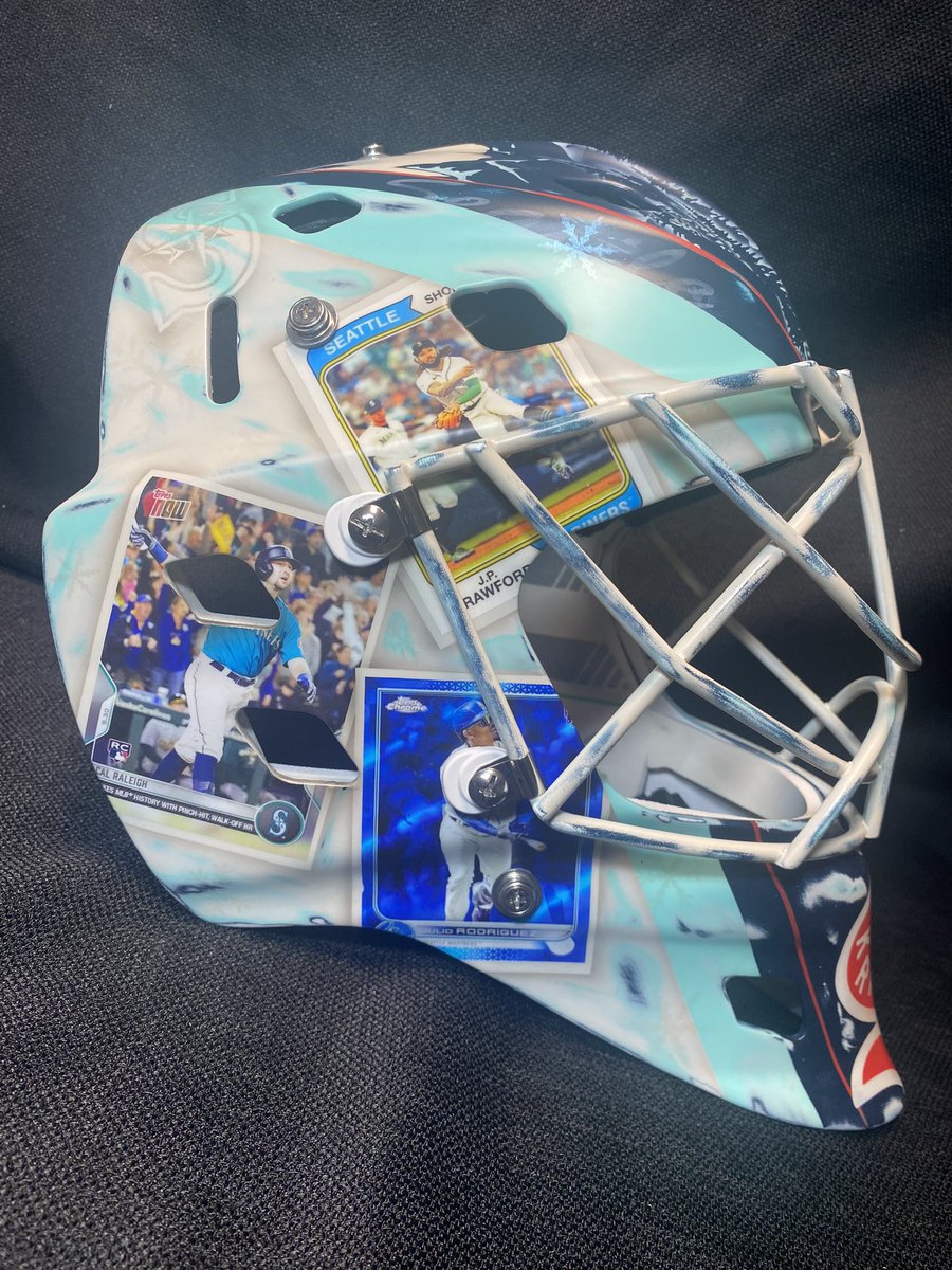 BR_OpenIce's tweet photo. Joey Daccord’s 2024 #WinterClassic mask is INCREDIBLE 👀

The bucket features baseball cards of Seattle Mariners legends Ichiro, Ken Griffey Jr. and more 🔥⚾️  @BRWalkoff 

(via @ShiftyPaint) https://t.co/qF3Ck1pLrP