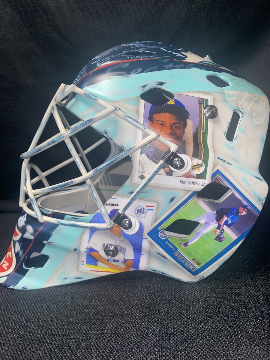 BR_OpenIce's tweet photo. Joey Daccord’s 2024 #WinterClassic mask is INCREDIBLE 👀

The bucket features baseball cards of Seattle Mariners legends Ichiro, Ken Griffey Jr. and more 🔥⚾️  @BRWalkoff 

(via @ShiftyPaint) https://t.co/qF3Ck1pLrP