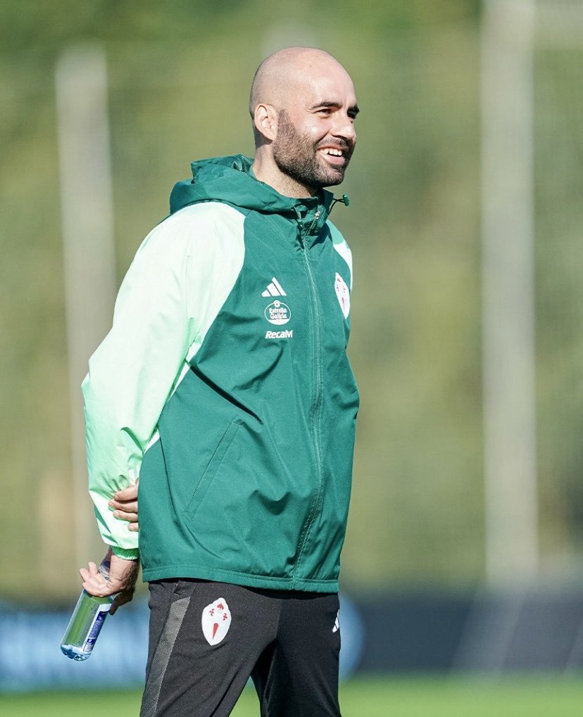 “Estamos aquí para que los chicos puedan llegar al primer equipo del Celta”.

Si hay una persona que se merece esa oportunidad, es él. Si el Celta decide destituir a Rafa Benítez, solo puede haber una opción.

Don Claudio Giráldez González y nadie más.