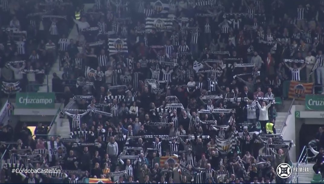 GradaBpro's tweet photo. Hay 586 km entre Castellón y Córdoba. 

Más de 700 aficionados orelluts se han presentado en El Arcángel esta noche para no dejar solo al @cdcastellon 

Honor a esta gente. Hacen grande este deporte. https://t.co/P80iyLLLTC