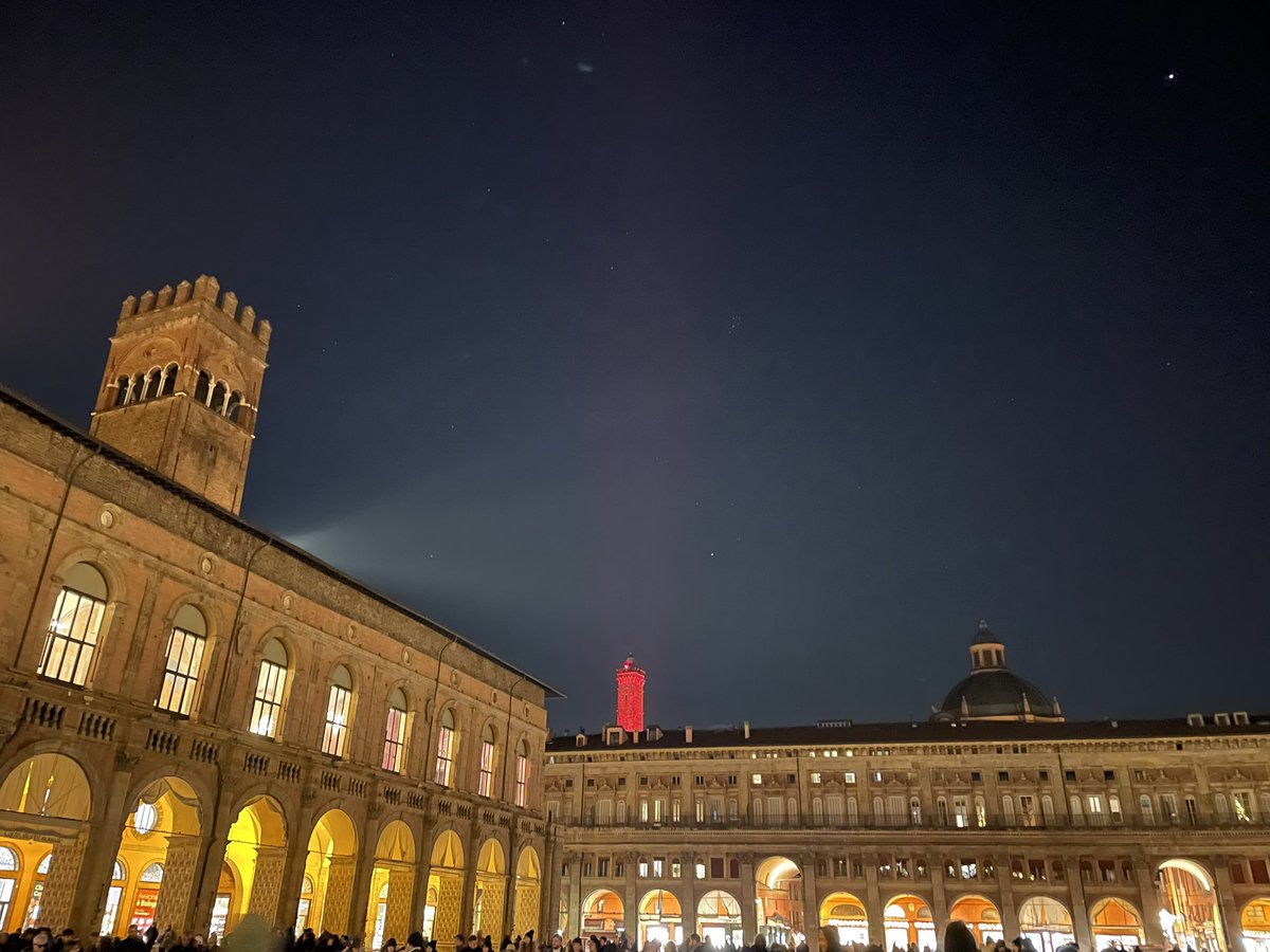 AleFaiolo's tweet photo. questa è magia. #bologna @SuccedesoloaBO https://t.co/AbHcQ86IoM