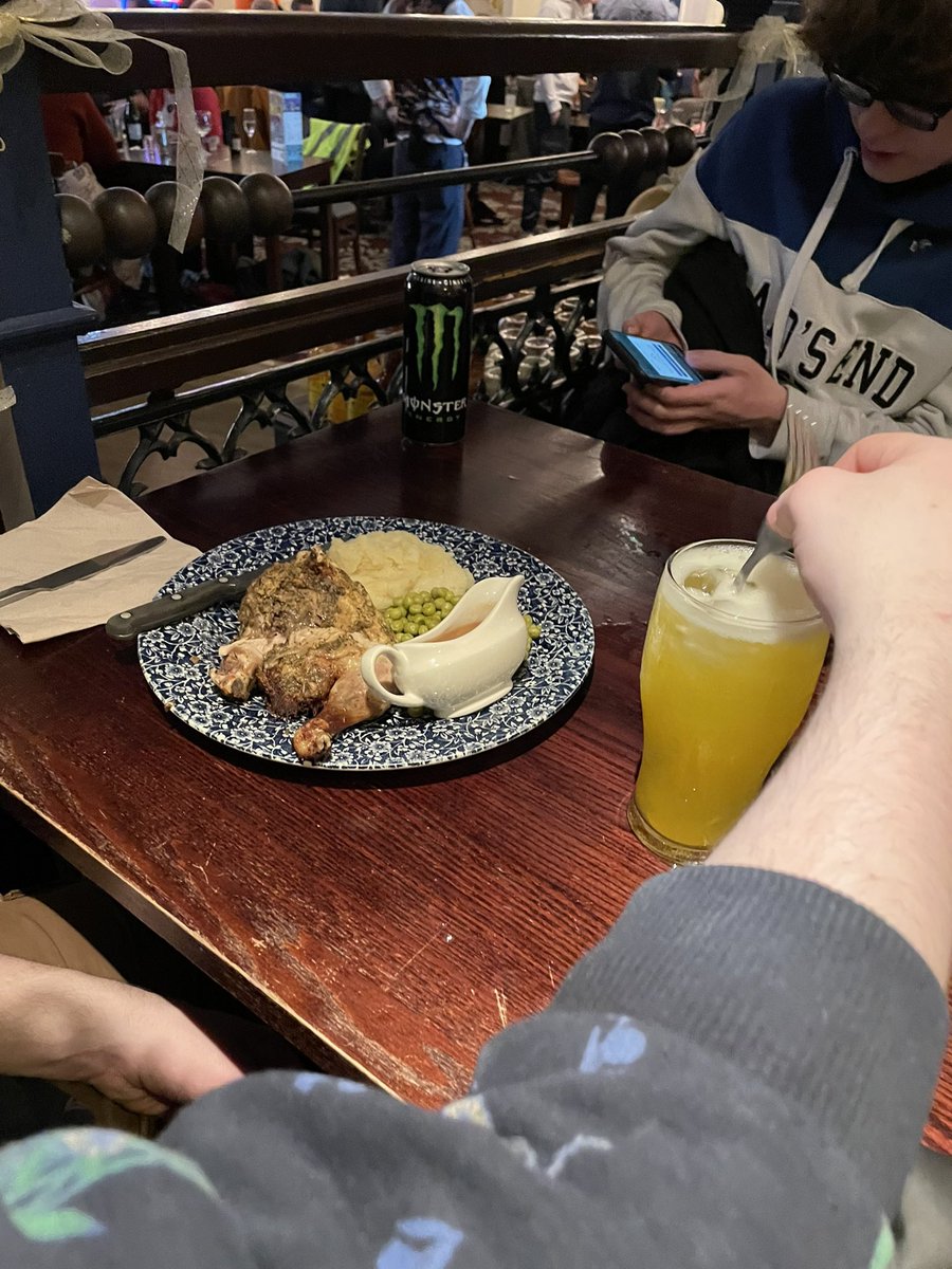 Nothing like sum Chicken and Mash at the local on a Saturday evening with the lads oiiiii <a href="/JamesRodgers25/">Jodgers</a>