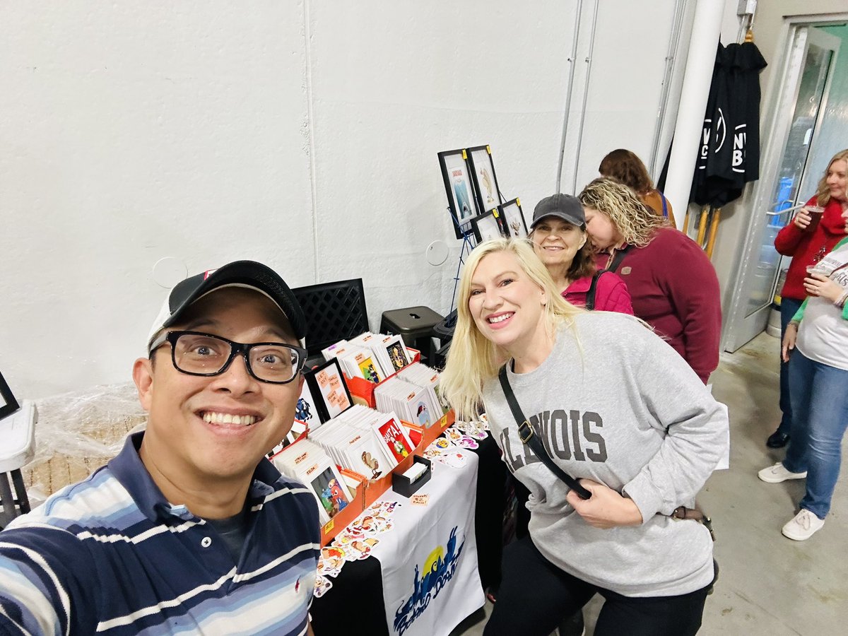 MrBelonio's tweet image. Having a great time at @noonwhistlebrew There’s still time to come out to Naperville and shop for that unique gift while at the same time supporting local artists! The Streetz Artz Alliance is here until 6pm! 👍🏽 #beloniodoodles #workweekend