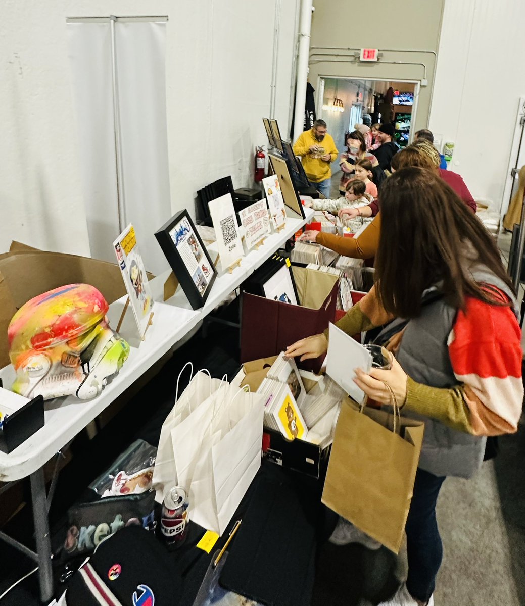 MrBelonio's tweet image. Having a great time at @noonwhistlebrew There’s still time to come out to Naperville and shop for that unique gift while at the same time supporting local artists! The Streetz Artz Alliance is here until 6pm! 👍🏽 #beloniodoodles #workweekend