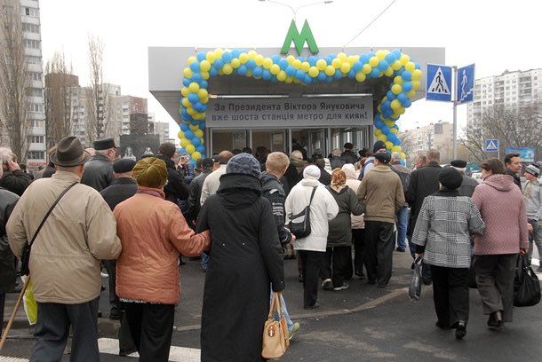 Ukraine_25's tweet photo. Якщо хтось з ваших близьких досі з��дається питанням, за що стояв майдан,або ж сумує за доларом по 8, просто покажіть їм ці фото. Цирк рівня відкриття телефонної будки в ДнР, мєнти в шкіряних куртках, примусово зігнана купка бюджетників та совкові гасла. Це лишень 10 років тому. https://t.co/x5u5kpyzAh
